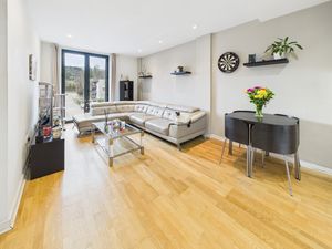 LIVING ROOM- click for photo gallery